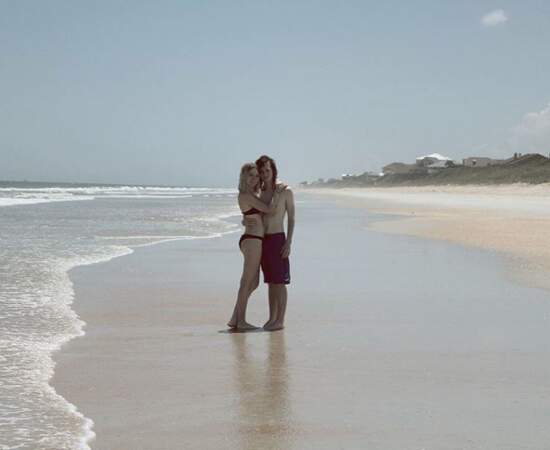 Seuls sur le sable, les yeux dans l'eau : le jeune Chandler Riggs (The Walking Dead) et sa chérie Brianna. 