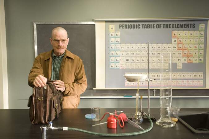 Prof de chimie, Walter White est atteint d'un cancer, et doit s'organiser entre fournées, cours et chimio
