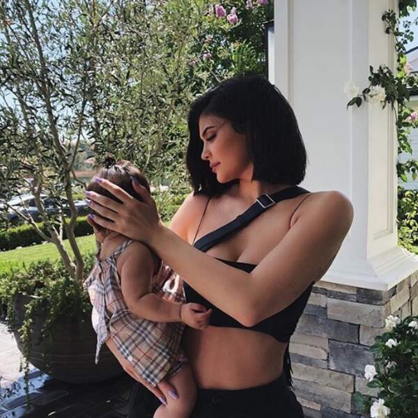 Kylie Jenner nous montre désormais sa fille Stormi sans vraiment la montrer. Snif.