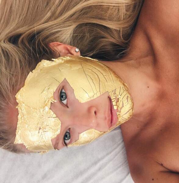 Vous pouvez aussi vous faire un masque à la feuille d'or, pour être aussi beaux que Vita Sidorkina. 