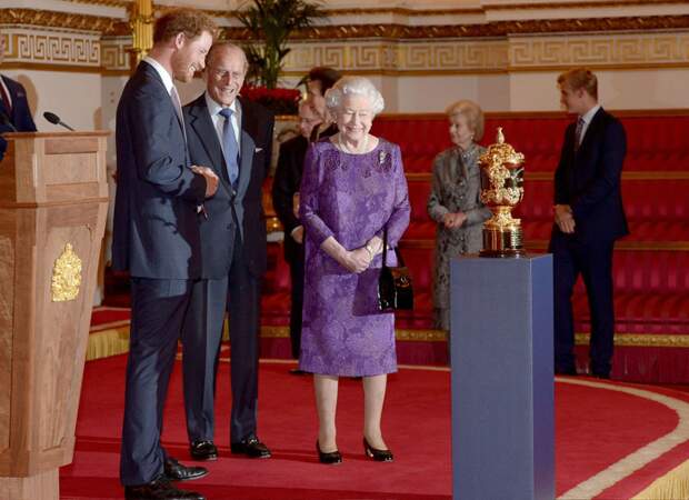 Le prince Harry, le prince Philip et la reine Elisabeth admirent le trophée Webb Ellis 