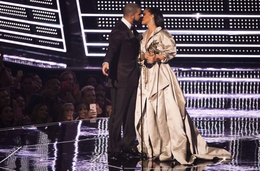 Un baiser qui en dit long entre Rihanna et Drake aux Music Award en 2016