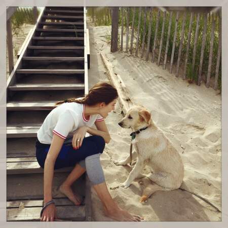 Allison Williams de Girls aussi est à la plage mais avec son chien...