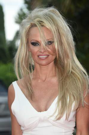 Pamela Anderson et sa crinière horrible aux World Music Awards 2014