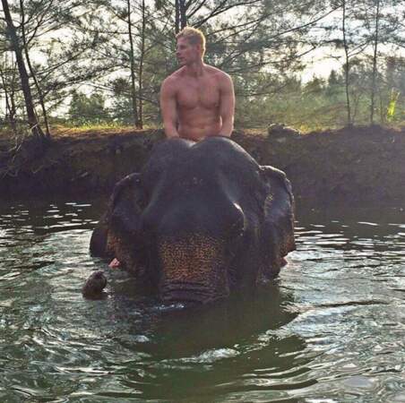 Matthieu Delormeau en Thaïlande à dos d'éléphant... 