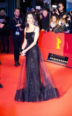 La femme de George a fait sensation avec sa robe vintage signée Yves Saint Laurent
