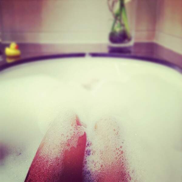 Les jambes de Shy'm dans une baignoire avec de l'eau. C'est mieux !