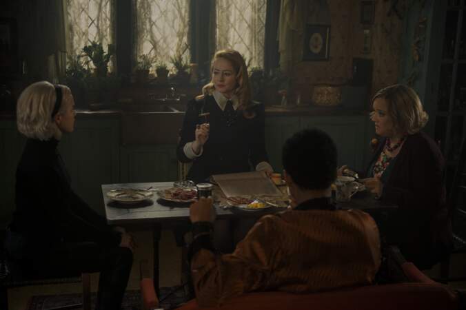 Sabrina avec ses tantes Hilda (Lucy Davis) et Zelda (Miranda Otto) en pleine discussion à l'heure du breakfast