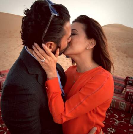 Eva Longoria célèbre son amour et ses fiançailles avec un baiser langoureux.