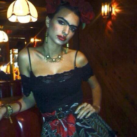 Là, Emily Ratajkowski est déguisée en Frida Kahlo.