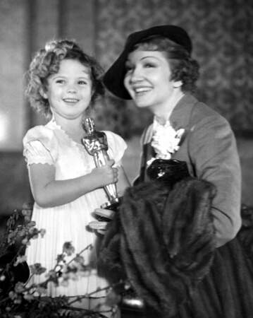 1935 : Claudette Colbert remporte l'Oscar de la meilleure actrice, ex-aequo avec la petite Shirley Temple