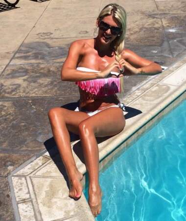En vacances aux Etats-Unis, elle adore aussi poser fièrement en bikini au bord de la piscine