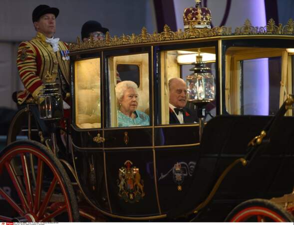 La reine est arrivée en carrosse à sa soirée d'exception organisée à Windsor ce 15 mai
