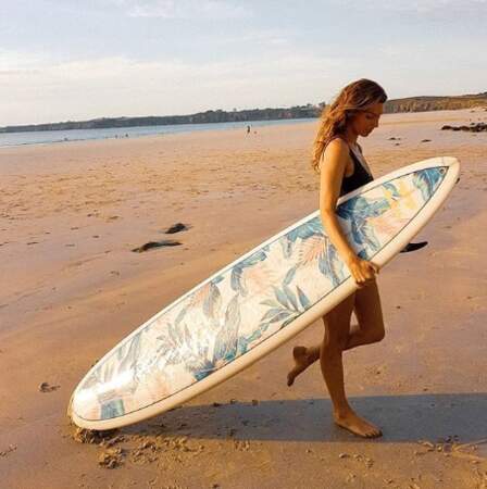 Laury Thilleman n'a pas oublié sa planche de surf en Bretagne. 