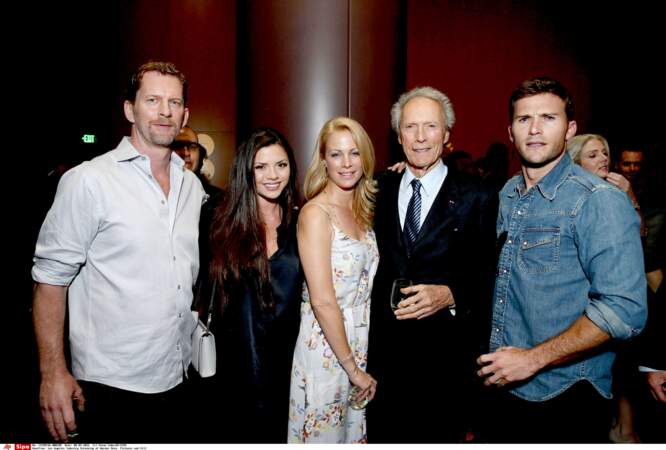 Clint Eastwood pose fièrement avec trois de ses six rejetons (et le sculpteur Stacy Poitras, mari d'Alison)