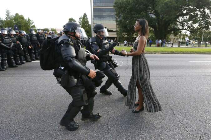 Baton Rouge (USA), 9 juillet 2016. Ieshia Evans, silencieuse et immobile face à la police anti-émeute.