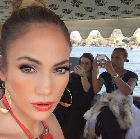 Triple selfie pour Jennifer Lopez et les charmantes personnes en arrière-plan