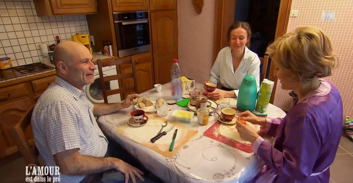 En train de savourer leur petit déjeuner, Nathalie et Géraldine ne savent pas encore ce que Didier leur a réservé  