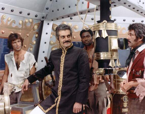 Omar Sharif et Philippe Nicaud dans L'île Mystérieuse de Juan Antonio Bardem and Henri Colpi (1974)
