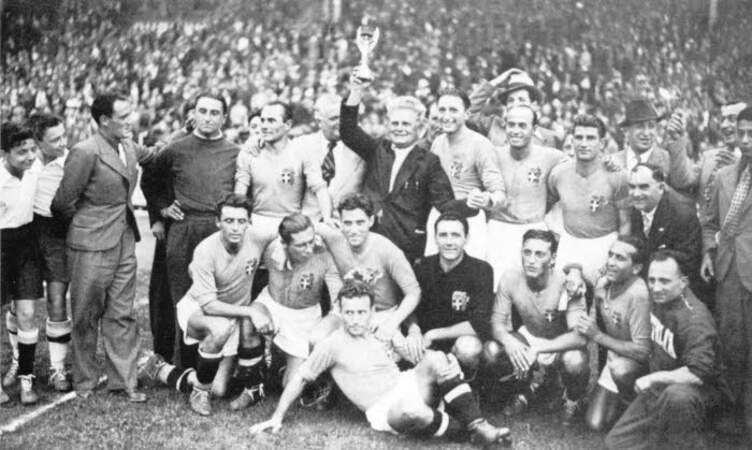 1938 - Giuseppe Meazza et les Italiens vainqueurs face à la Hongrie