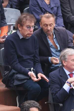 Alain Souchon et son fils Pierre Souchon n'ont pas l'air très convaincu par le spectacle qui leur est offert...