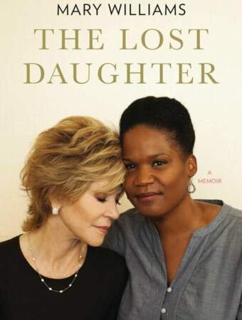 Jane Fonda recueille Mary Luana Williams en 1982. Cette dernière écrira un livre sur son adoption.