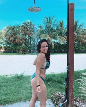 Petite douche pour Shera Kerienski à Miami. 