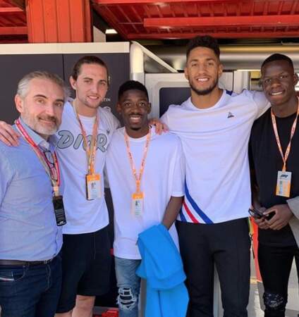 Tony Yoka pose avec les footballeurs français Ousmane Dembélé et Adrien Rabiot