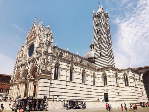 La journaliste en profite pour visiter les plus beaux monuments de la région, comme ici la cathédrale de Sienne...