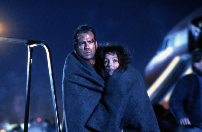 58 minutes pour vivre (1992) : John McClane retrouve enfin sa femme Holly, présente dans un des avions menacés