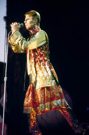 Inspiration indienne pour ce costume de scène (1997).