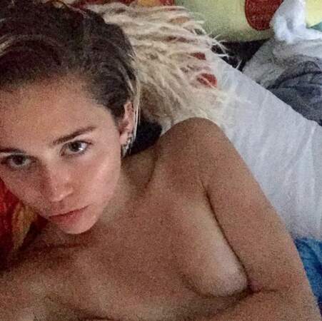 ... pendant que Miley Cyrus était topless...