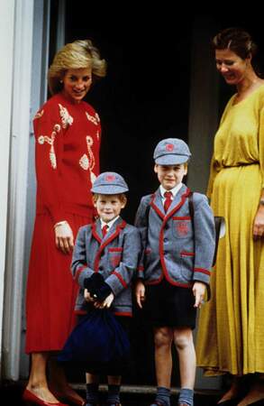 En 1989, il est là avec Diana pour épauler son petit frère Harry lors de son premier jour !