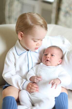 Le Prince George veille sur sa petite soeur, la princesse Charlotte...
