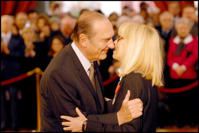 Elle reçoit de Jacques Chirac les insignes de la Légion d'honneur (2006)