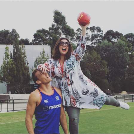 Elle s'improvise sportive avec le footballeur australien Drew Petrie !