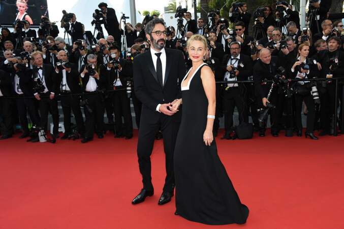 Emmanuelle Béart et son compagnon Frédéric posent lors de la première montée des marches du Festival de Cannes 2015