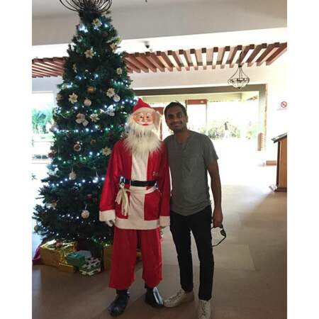 Aziz Ansari pose avec le Père-Noël en Inde