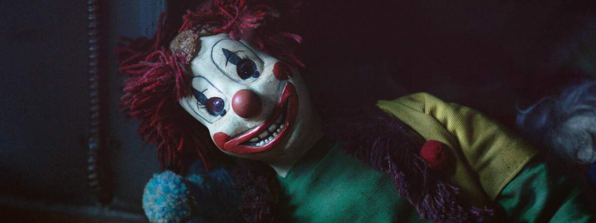 Trente ans après, dans le remake de Poltergeist, la poupée clown est toujours aussi sympathique…