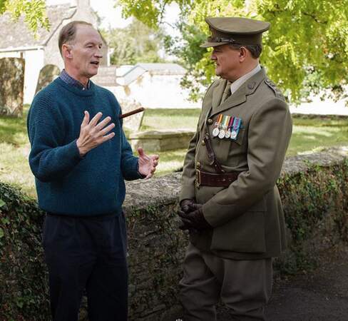 Hugh Bonneville en pleine conversation avec Alastair Bruce, le conseiller historique de Downton Abbey	