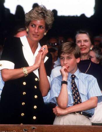 Le Prince William et sa mère Lady Diana au tournoi de tennis de Wimbledon en 1994.
