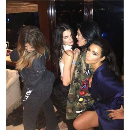On continue avec les Kardashian en soirée
