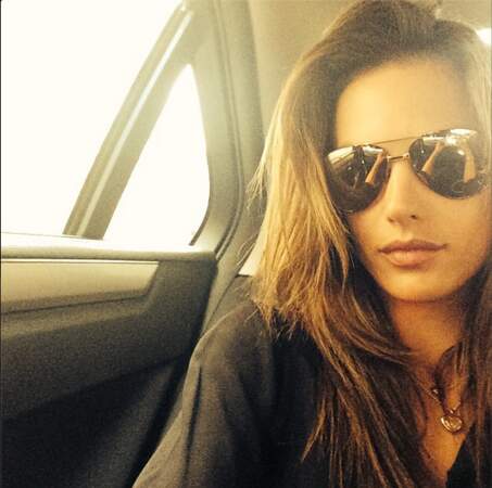 Quand Alessandra Ambrosio se prend en photo dans un taxi !
