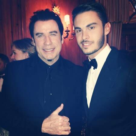 Là, il pose avec John Travolta. 