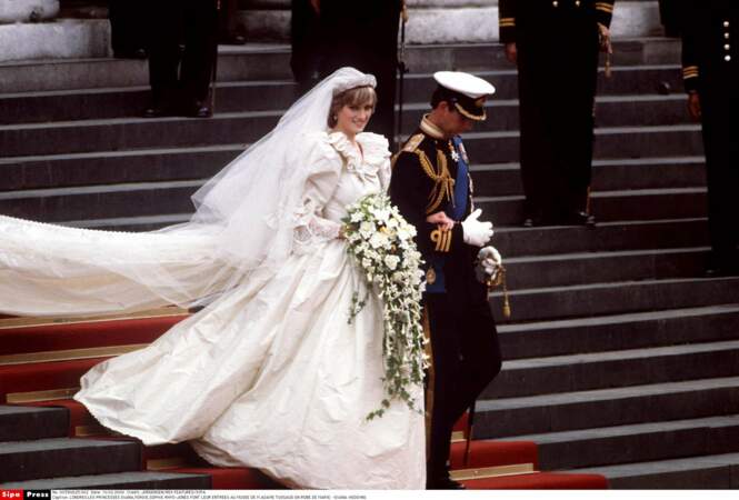 Pour le "mariage du siècle", Diana portait une robe de taffetas de soie et dentelle brodée de 10000 perles