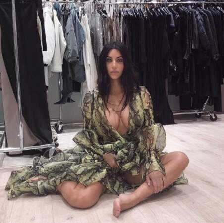Kim Kardashian a tout misé sur le décolleté XXL durant ses essayages.
