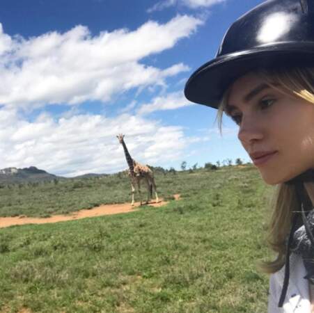Suki Waterhouse a vu des girafes en faisant du cheval à Nairobi. Kamoulox ! 