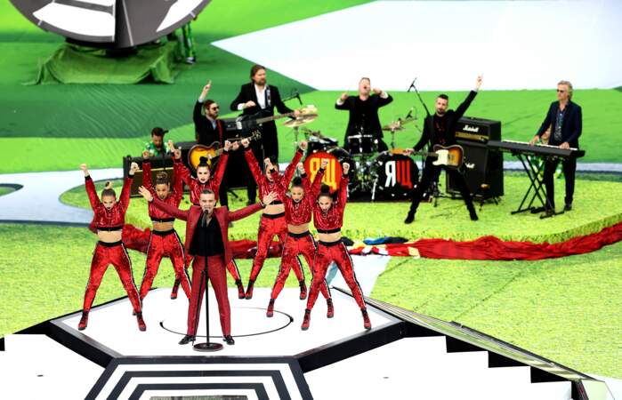 Les six danseuses derrière Robbie Williams ont proposé une jolie chorégaphie