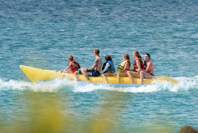 Banana boat pour Justin Bieber en famille à Anguilla. 
