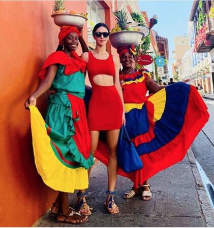 Leila Ben Khalifa a une tenue aussi colorée que ces Colombiennes 